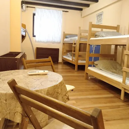 Iris بيت شباب